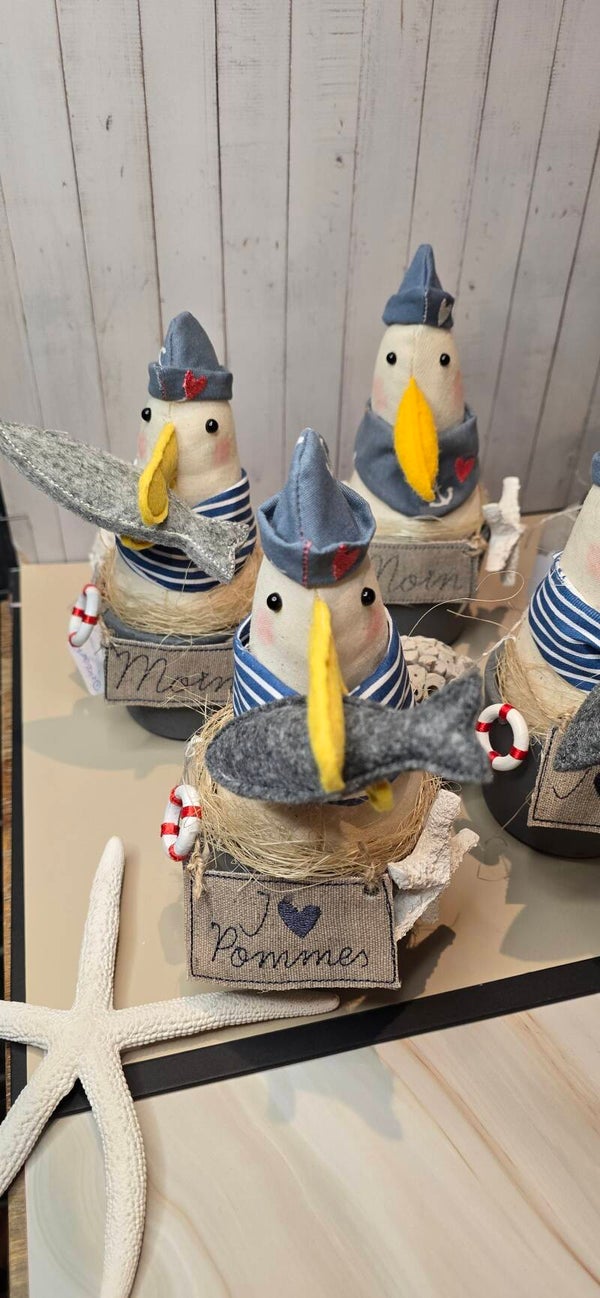 Handgefertigte genähte Möwe im Tontopf – maritime Deko mit Herz