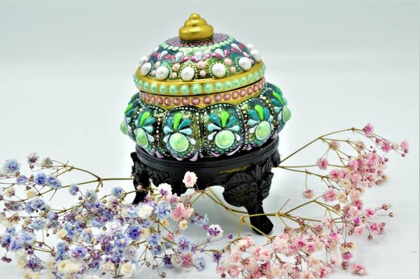 Handgegoten en handbeschilderde doosje / Hand-cast and hand-painted box