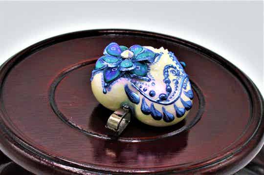 Hart hanger met resin details en swarovski steentjes