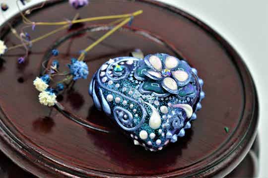 Hart hanger met resin details en swarovski steentjes