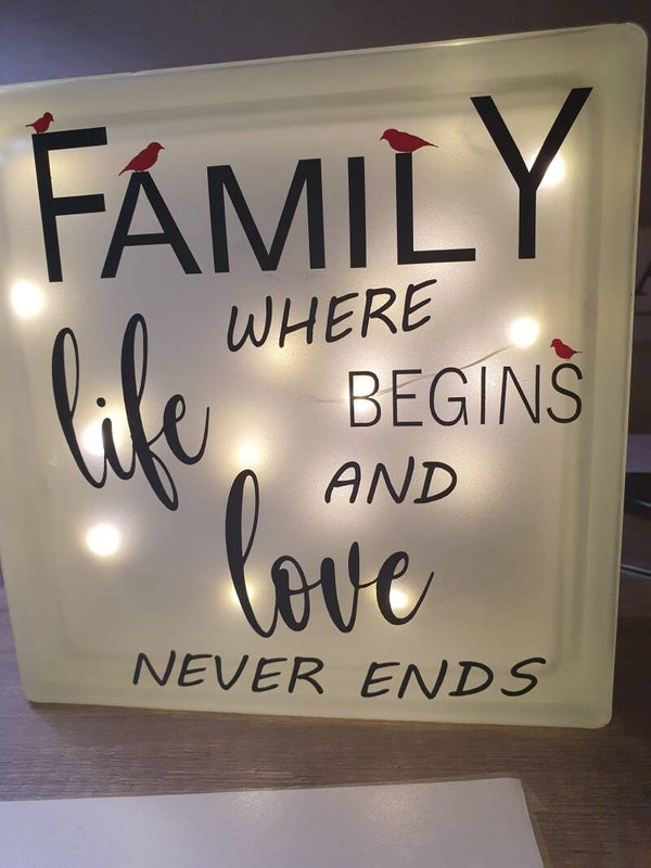 glasblok met tekst en verlichting