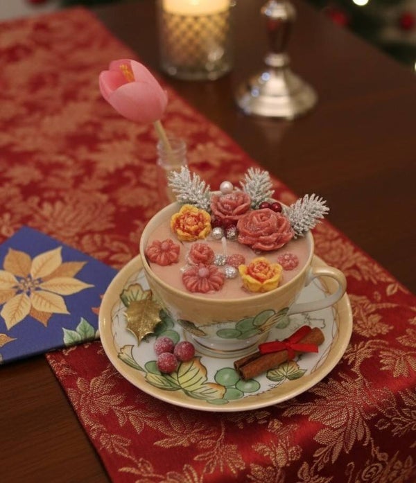 ​Hand-Poured Floral Design: Features intricately molded wax roses, berries, and a single pink tulip accent. ​Festive Embellishments: Adorned with delicate frosted pine sprigs and luminous pearls for a luxurious, wintry touch. ​Reusable Keepsake: Once the