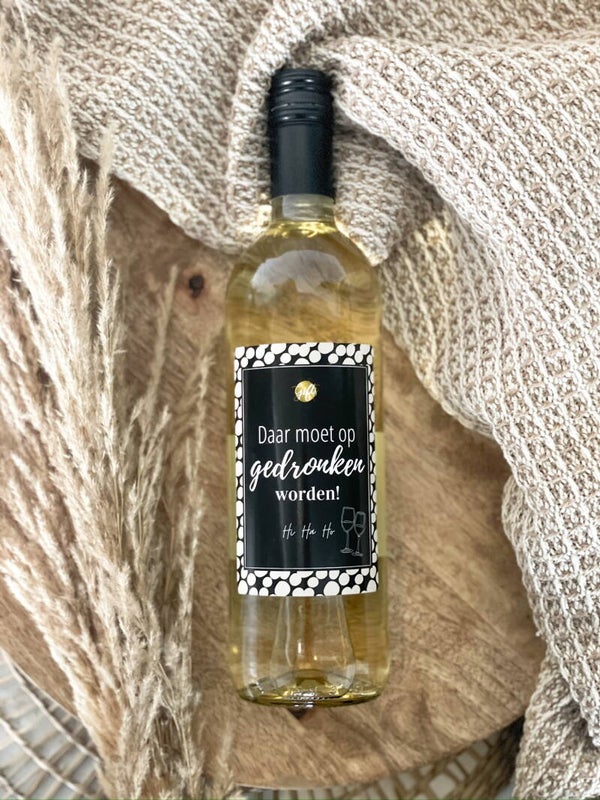 Fles witte wijn (Daar moet op gedronken worden)