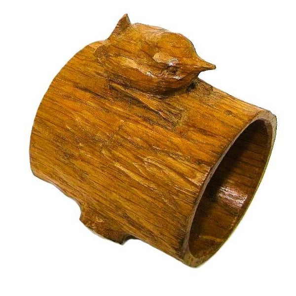 A VINTAGE "MOUSEMAN" APPRENTICE BOB "WRENMAN" HUNTER - WREN ON A LOG NAPKIN RING