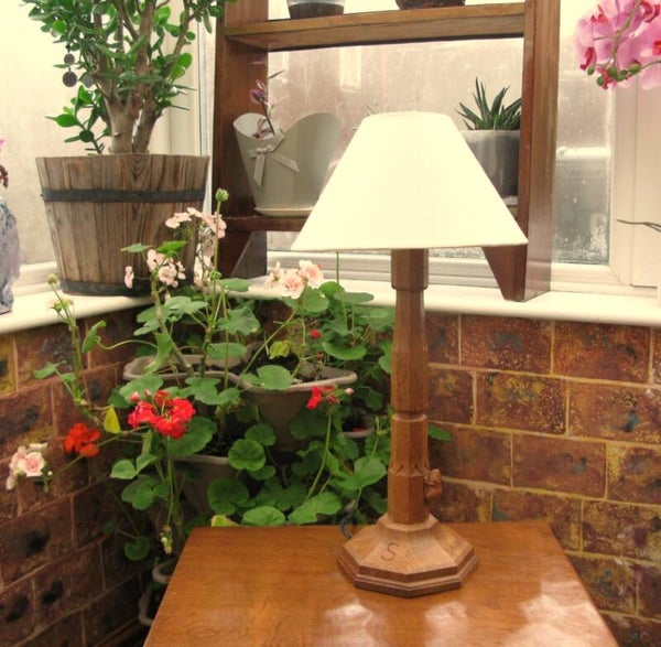 A 1987 VINTAGE "MOUSEMAN" CRAFTSMAN COLIN "BEAVERMAN" ALMACK OAK TABLE LAMP