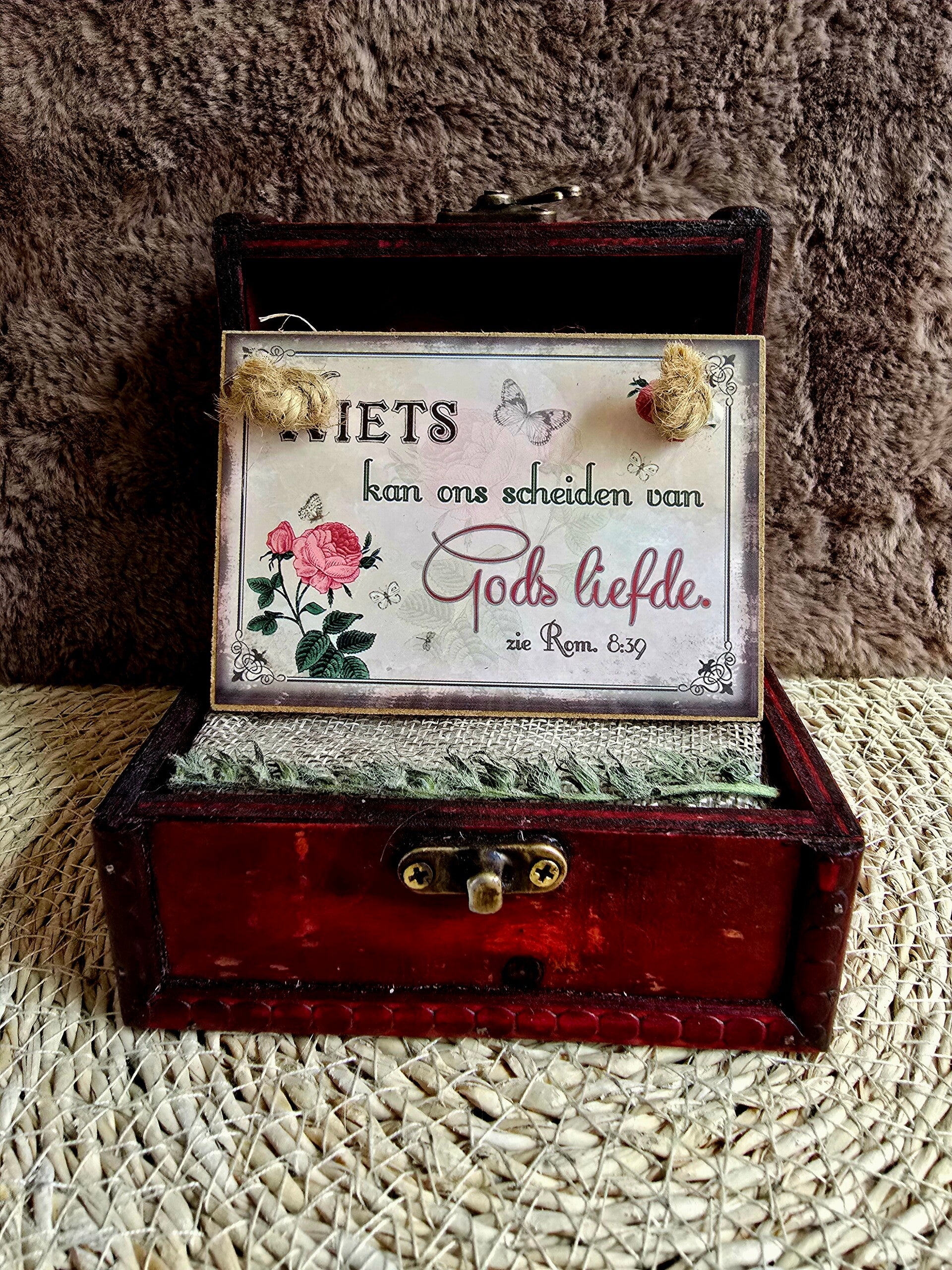 Houten Bordje – "Niets kan ons scheiden van Gods liefde"