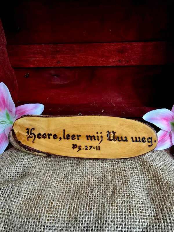 Houten Hanger met Boomstam-look – "Heere, leer mij Uw weg"