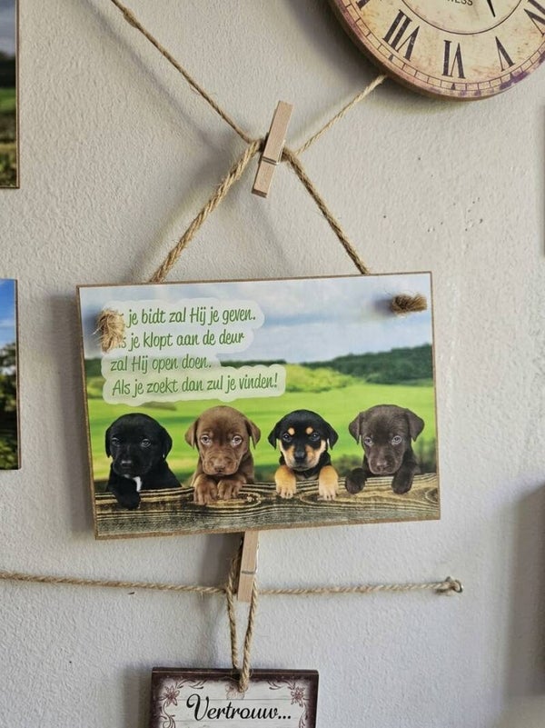 MDF Wandbordje Mattheüs 7:7 met Puppy's – Christelijke Kinder- & Woondecoratie