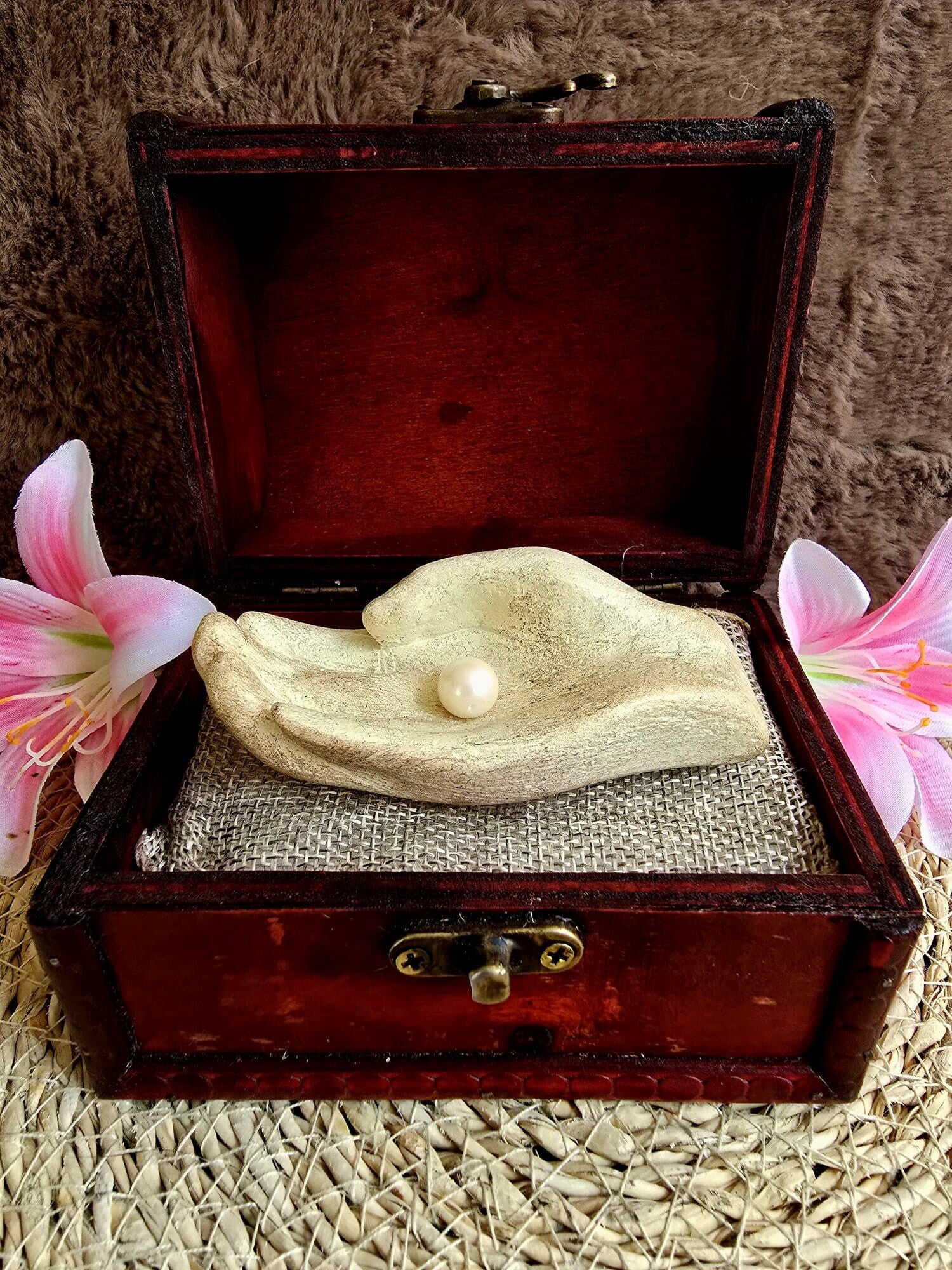 Decoratieve dragende hand met glanzende parel – Betekenisvol christelijk symbool