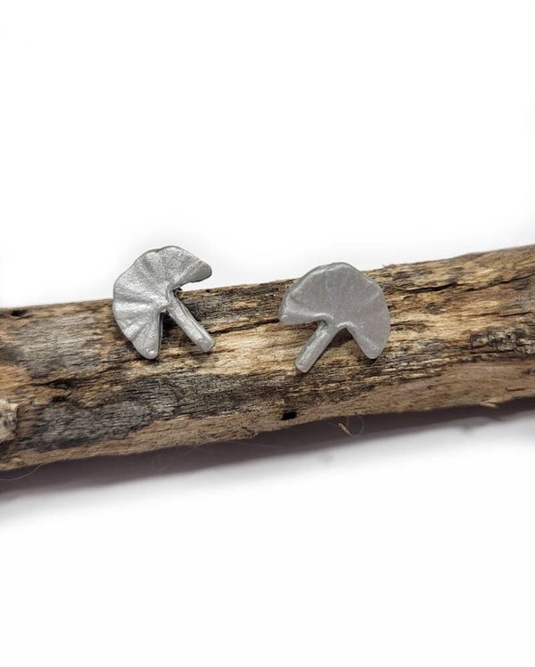 Clous d'oreilles feuille de Ginkgo argentée en argile polymère