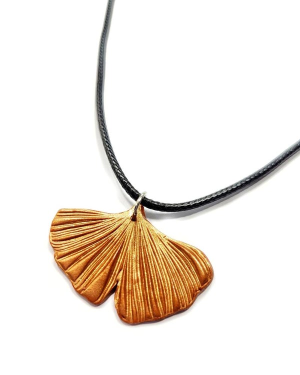 Collier cordon avec pendentif feuille de Ginkgo cuivrée