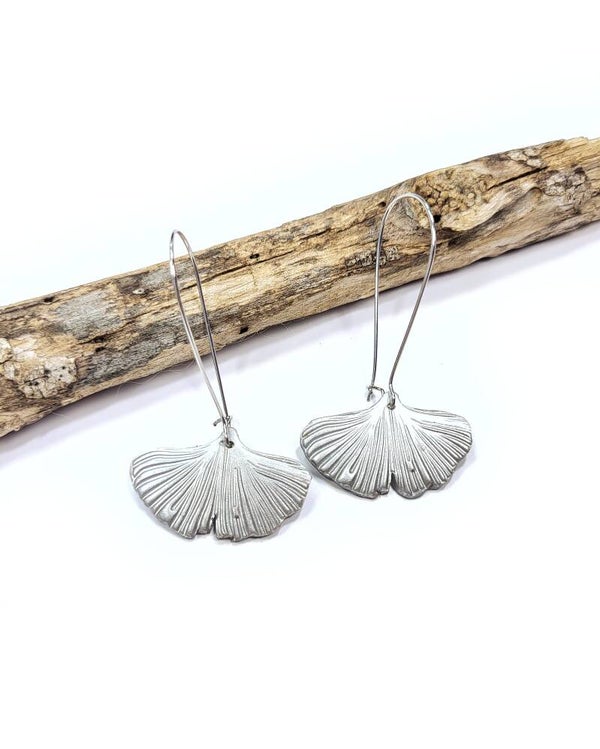 Boucles d'oreilles grandes dormeuses avec feuille de Ginkgo argentée