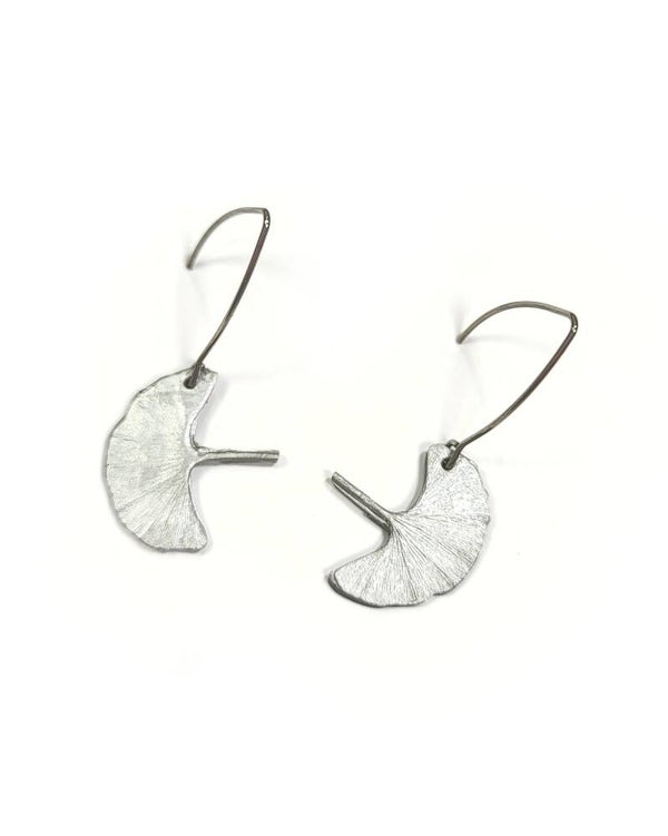 Boucles d'oreilles grand crochet avec feuille de Ginkgo argentée