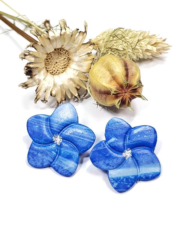 Clous d'oreilles fleur bleu