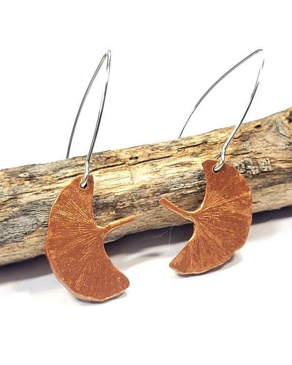 Boucles d'oreilles grand crochet avec feuille de Ginkgo cuivrée