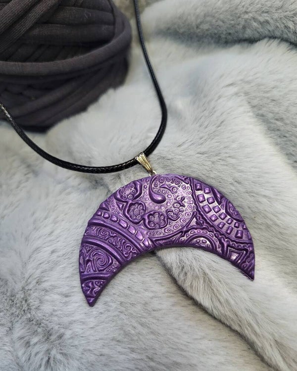 Collier avec pendentif lune violet