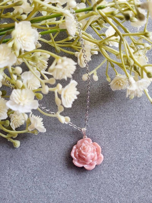 Collier Pendentif "Rose Romantique" – Rose Poudré & Chaîne Argentée