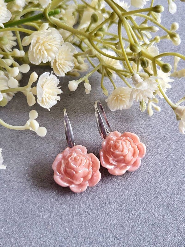 Boucles d'oreilles pendantes "rose romantique"- rose poudré et reflets nacrés e