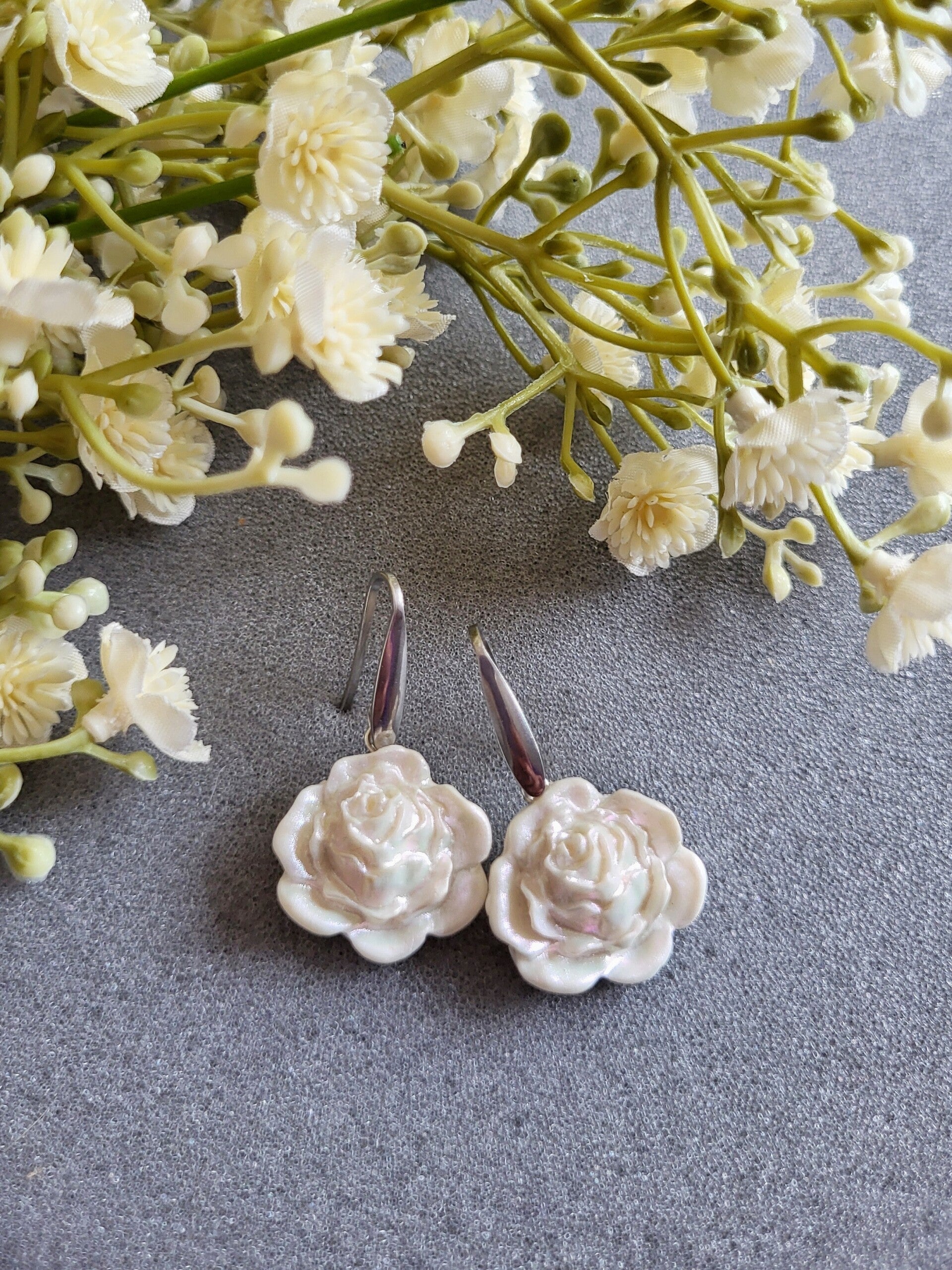 Boucles d'oreilles "Rose Éternelle" – Blanches Éclat Nacré