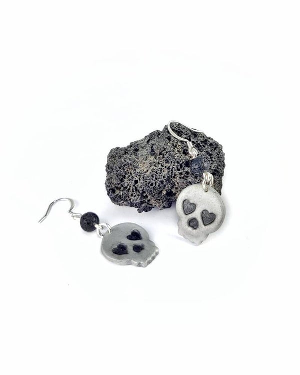 Boucles d'oreilles tête de mort argentée