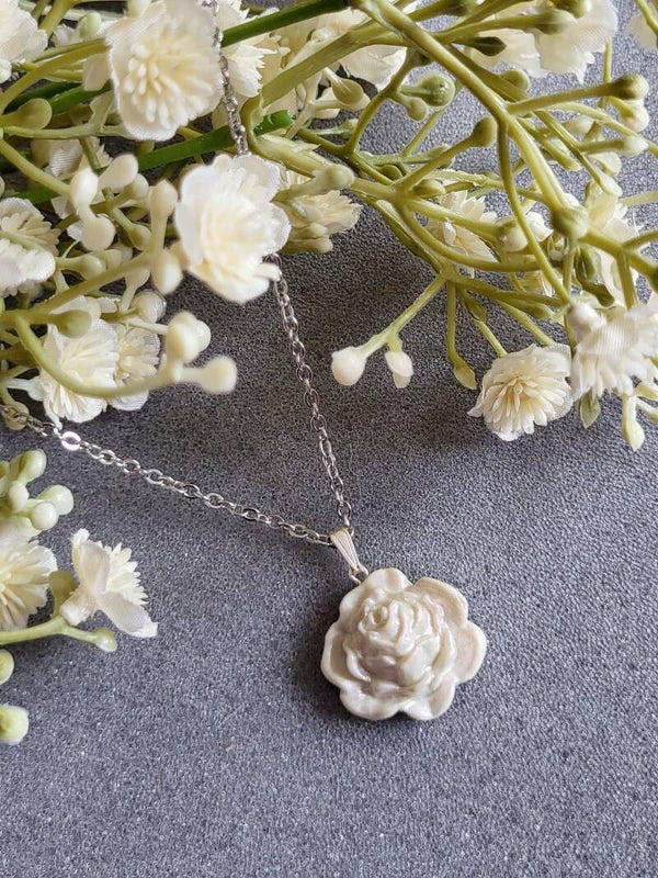 Collier Pendentif "Rose Éternelle" – Blanc Éclat Nacré