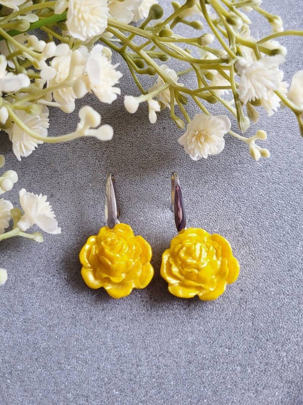Boucles d'oreilles pendantes "rosed solaires"- jaune tendre et reflets nacrés e
