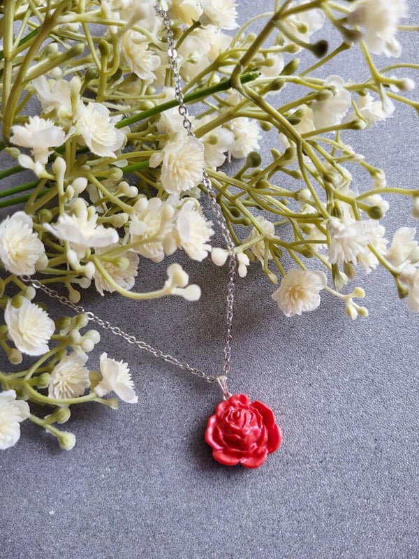 Collier Pendentif "Rose passionnée" –  rouge reflets nacré