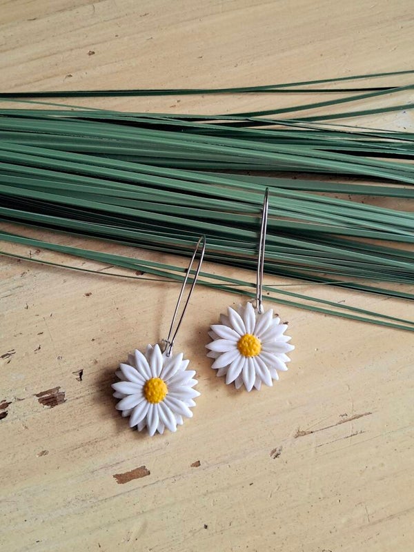 Boucles d'oreilles pendantes petite Marguerite | long crochets