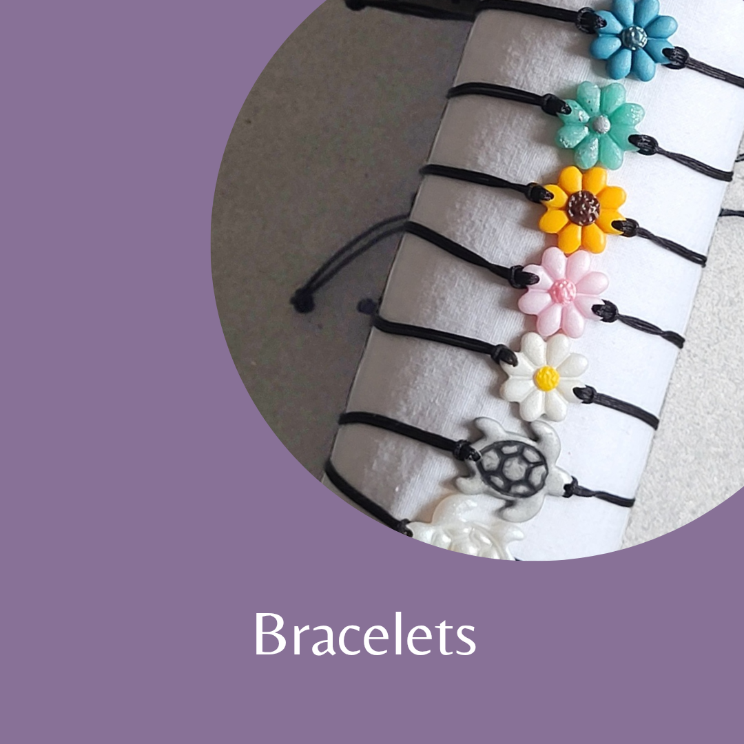 ​🌟 Succombez au charme de l'artisanat unique.  ​Bienvenue dans mon univers de bracelets heishi faits main en argile polymère. D'une Légèreté absolue, chaque pièce est imaginée et assemblée avec passion dans mon atelier.