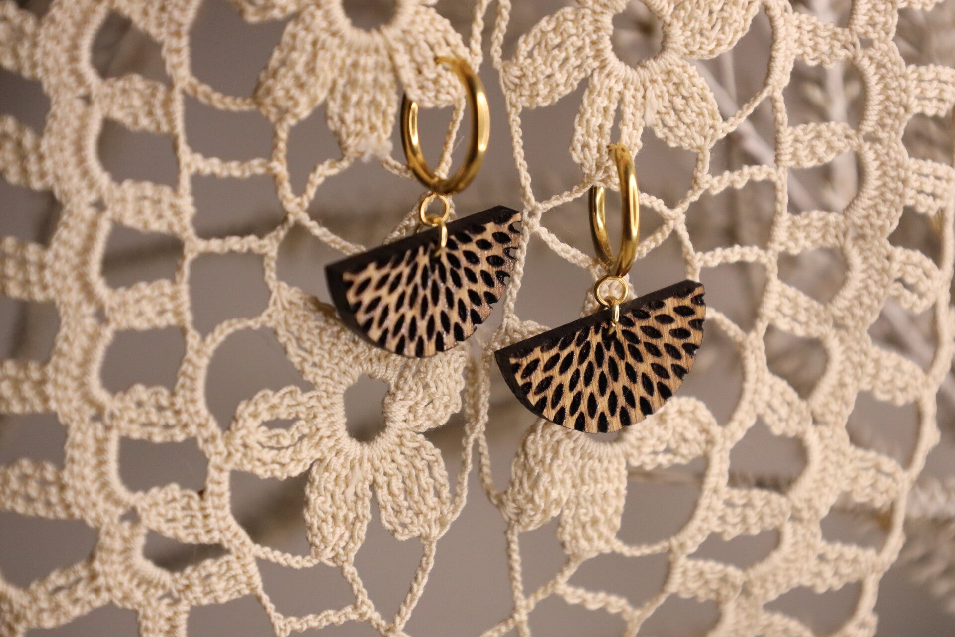 Solara – Halbkreis-Ohrringe aus Vollholz