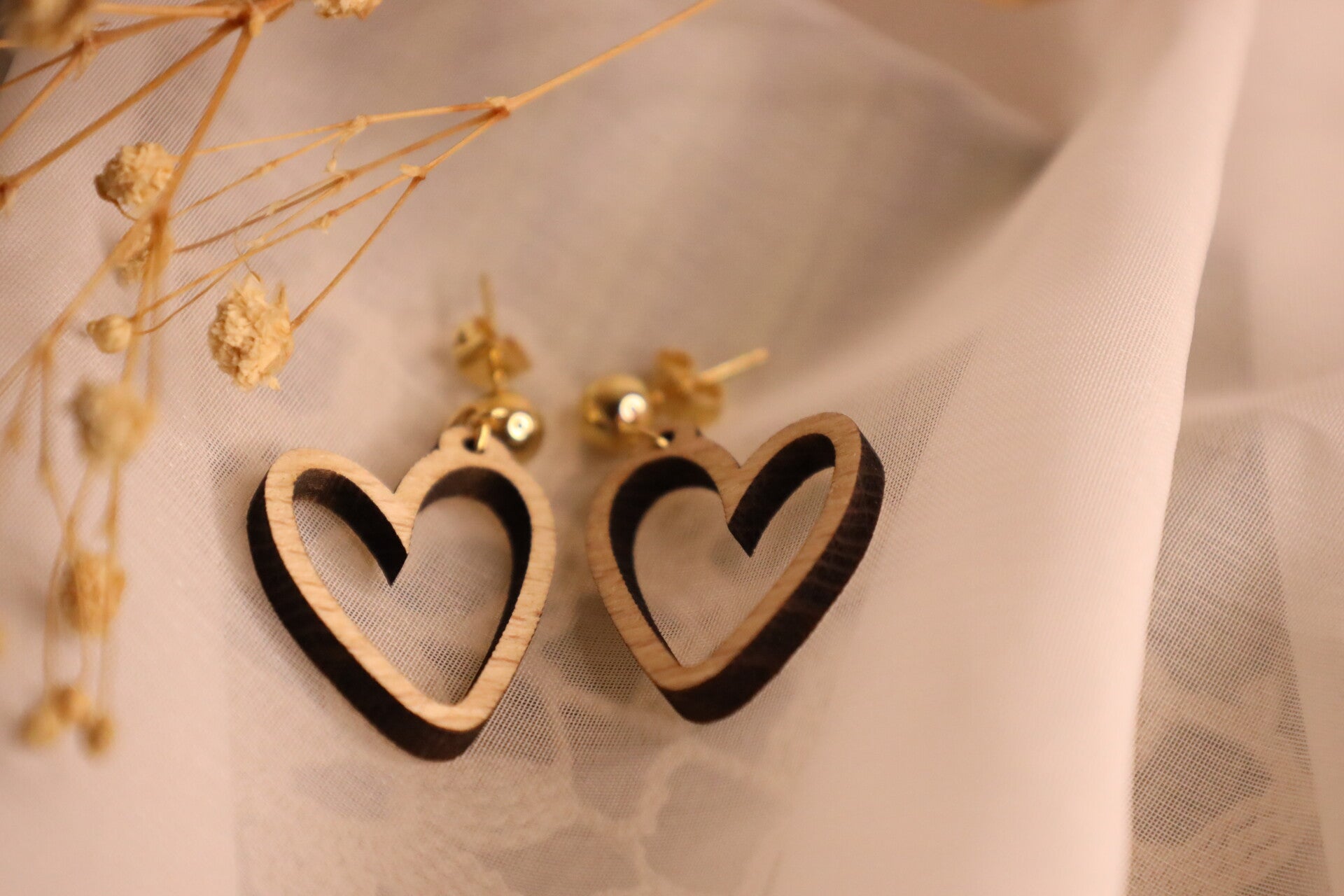 Coralie – Vollholz-Ohrringe in Herzform