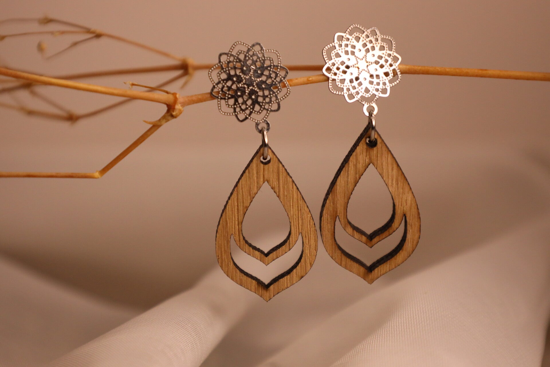 Eleni – Vollholz-Ohrringe mit filigranem Edelstahlsteck