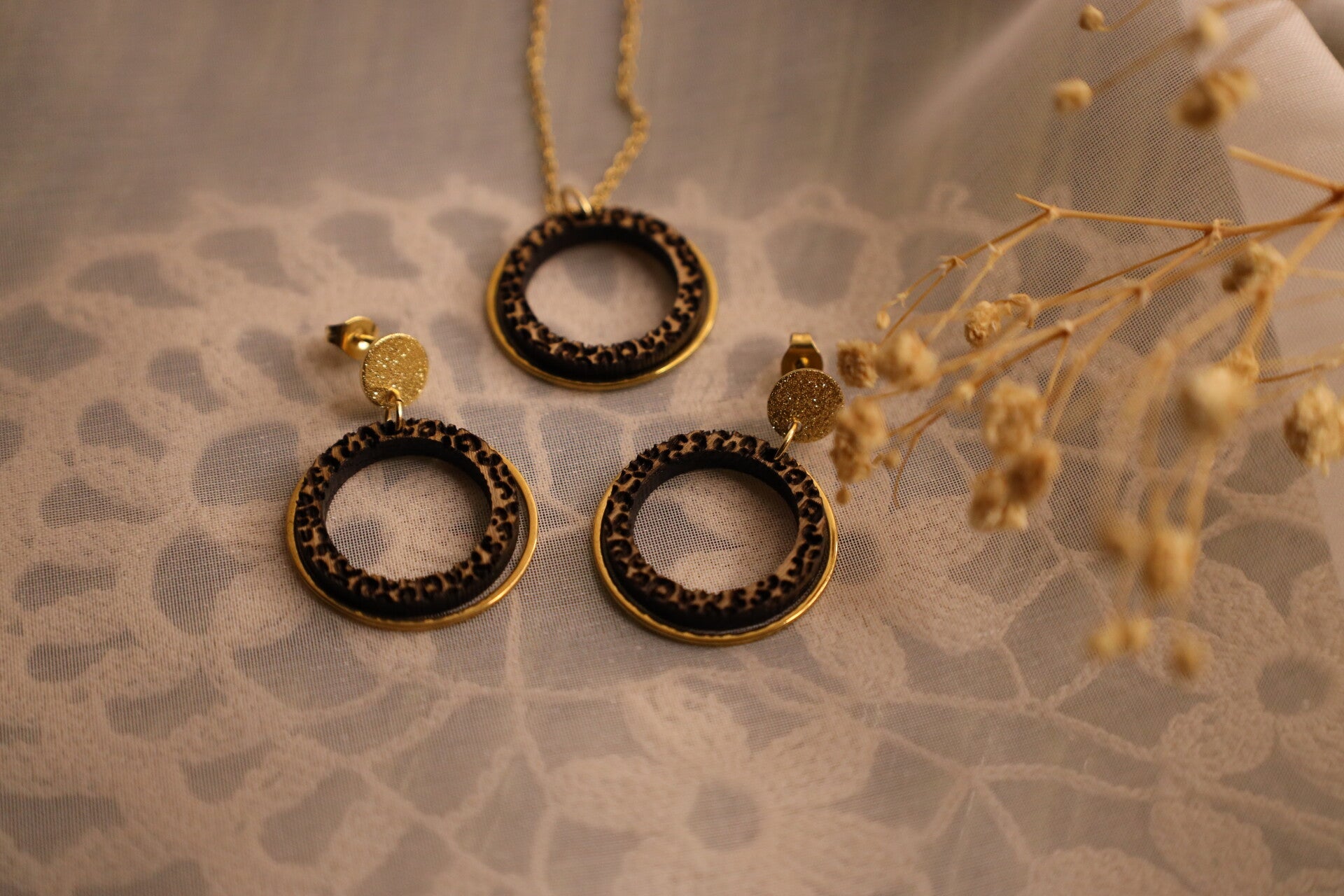 Amara Circle – Vollholz-Ohrringe mit Edelstahlrahmen (optional als Set mit Kette)