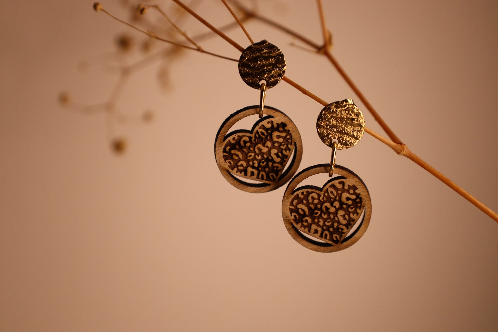 Amora – Vollholz-Ohrringe mit Herzdesign