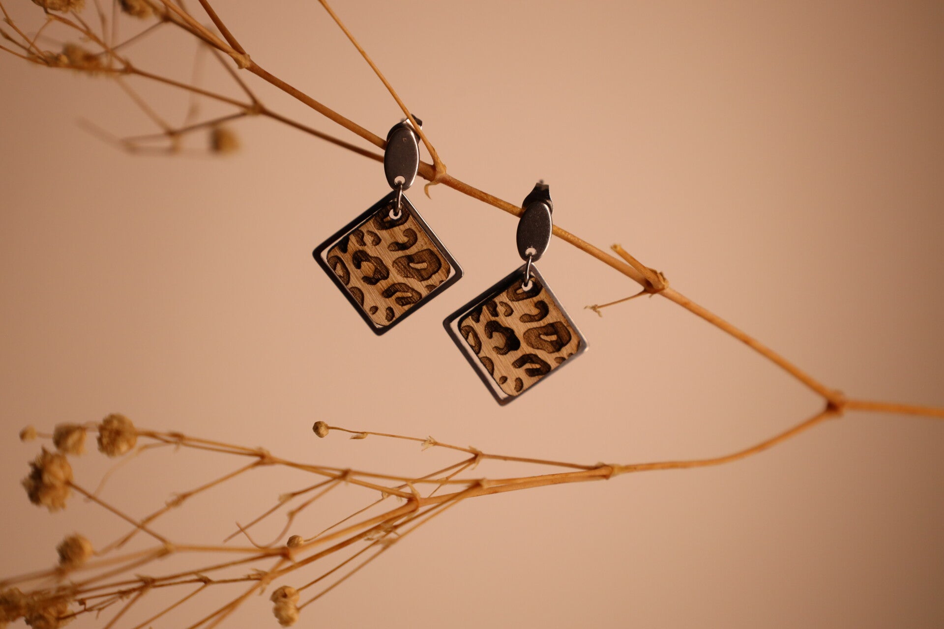 Amara Edge – eckige Vollholz-Ohrringe mit Edelstahlrahmen