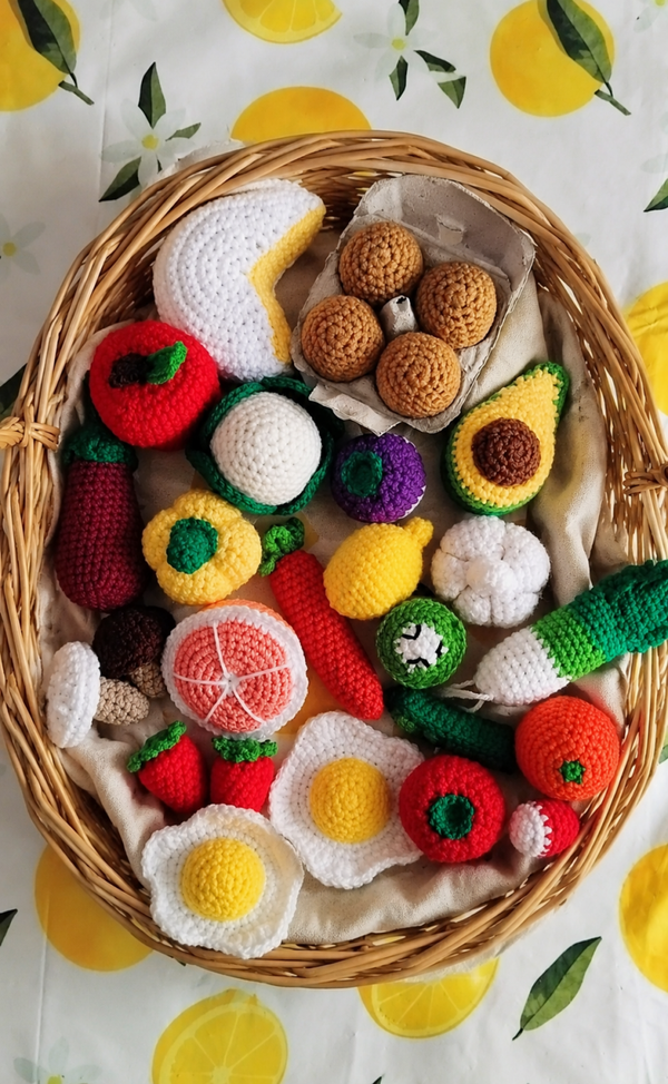 gros lot de dinette au crochet pour des heures de jeux d’imitation, jeux de cuisine.