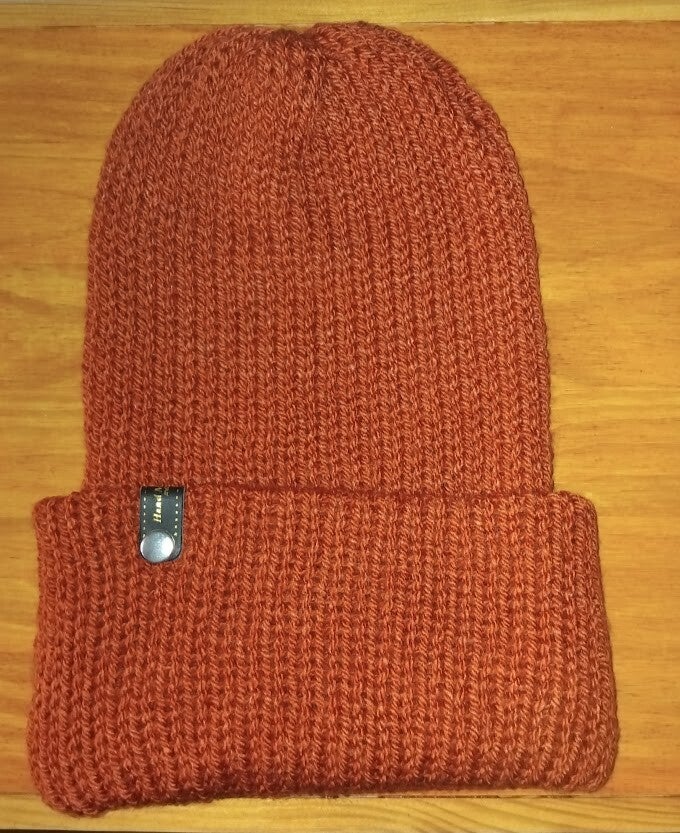 Bonnet en tricot fait main couleur Terracotta — Taille Adulte