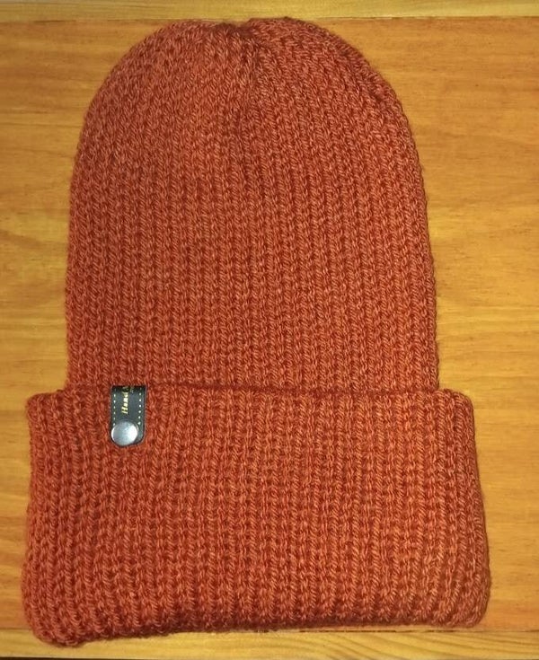 Bonnet en tricot fait main couleur Terracotta — Taille Adulte