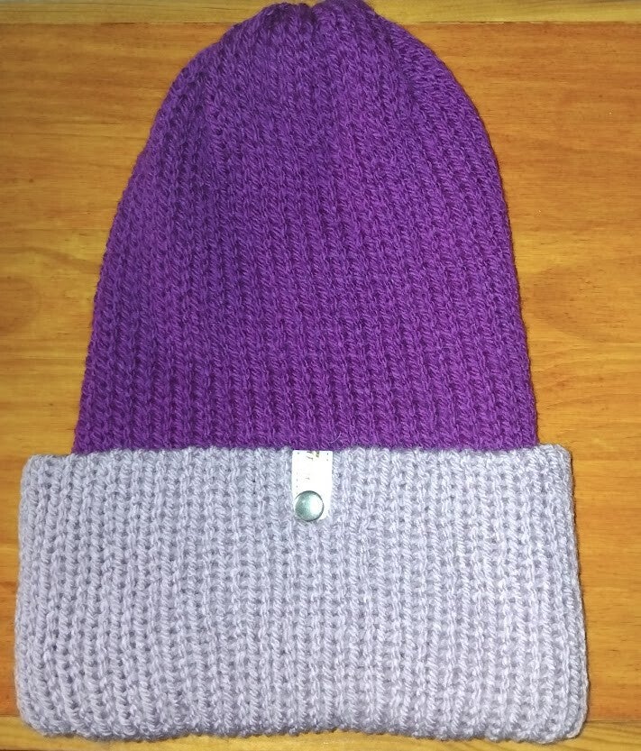 Bonnet en tricot fait main bicolore violet et lilas — Taille Adulte