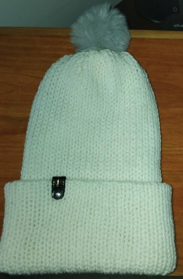 Bonnet en tricot fait main blanc écru avec pompon — Taille Adulte
