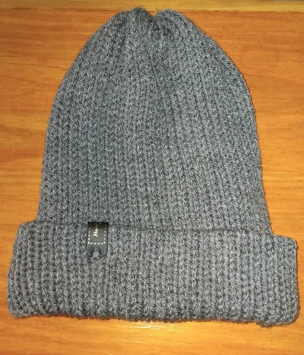 Bonnet en tricot fait main gris chiné — Taille Adulte