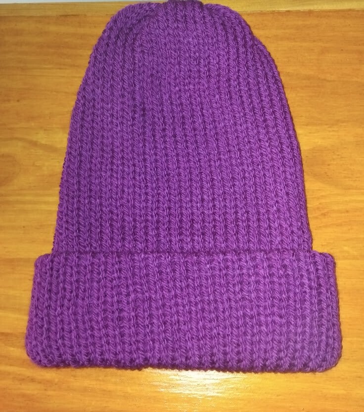 Bonnet en tricot fait main violet uni — Taille Adulte
