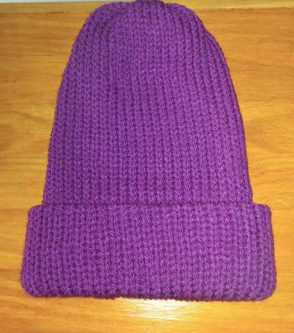 Bonnet en tricot fait main violet uni — Taille Adulte