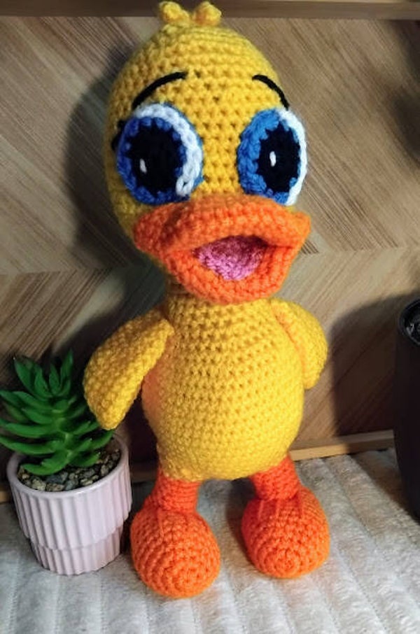 Canard debout au crochet fait main – adorable amigurumi artisanal 🦆