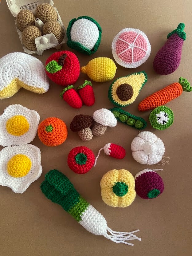 gros lot de dinette au crochet pour des heures de jeux d’imitation, jeux de cuisine.