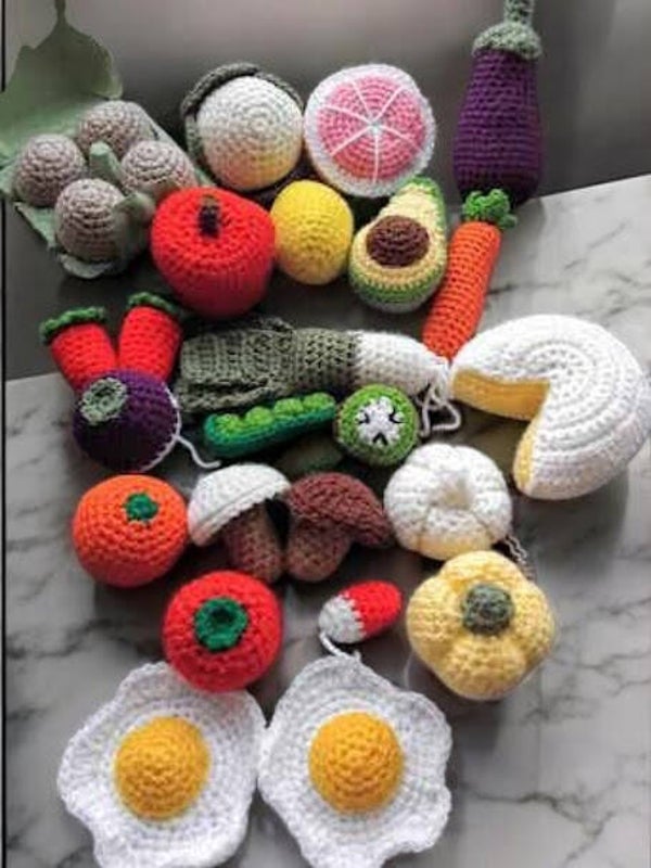 gros lot de dinette au crochet pour des heures de jeux d’imitation, jeux de cuisine.