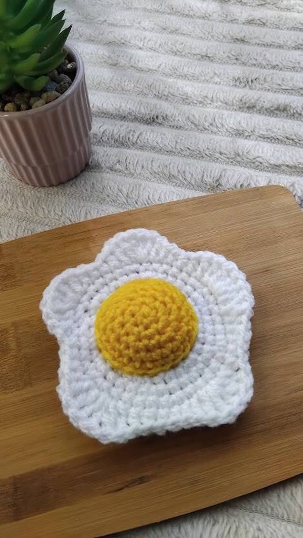 Œuf au plat dinette crochet – Aliment au crochet fait main pour enfant
