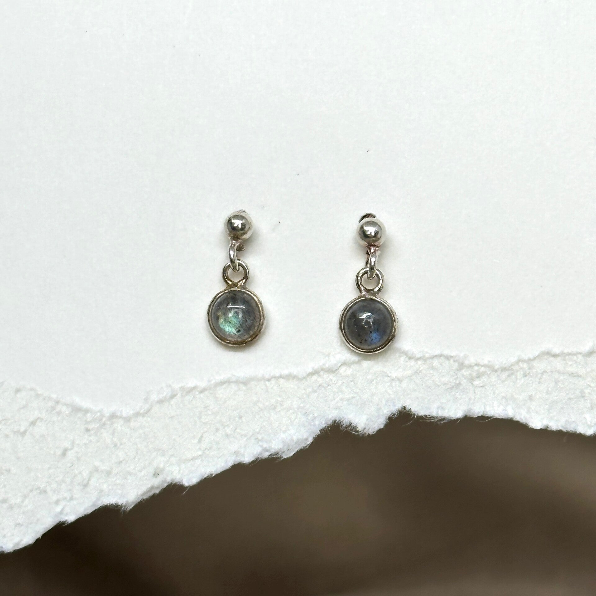 Labradoriet oorbellen XS (Sterling silver) knopjes - Handgemaakt