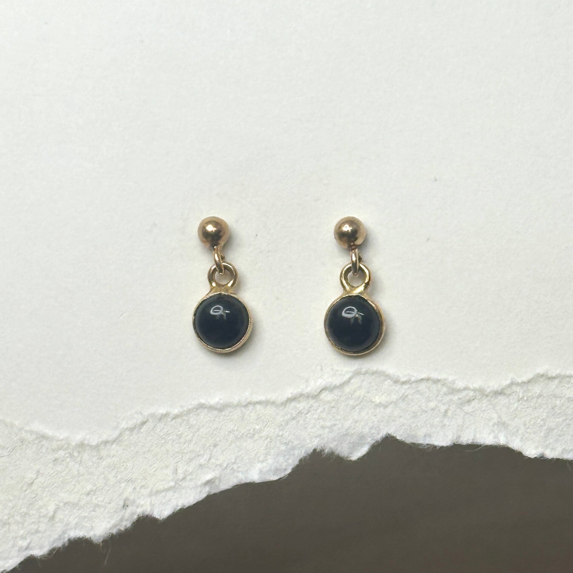 Oorbellen Zwart agaat XS (Gold Verguld) knopjes - Handgemaakt
