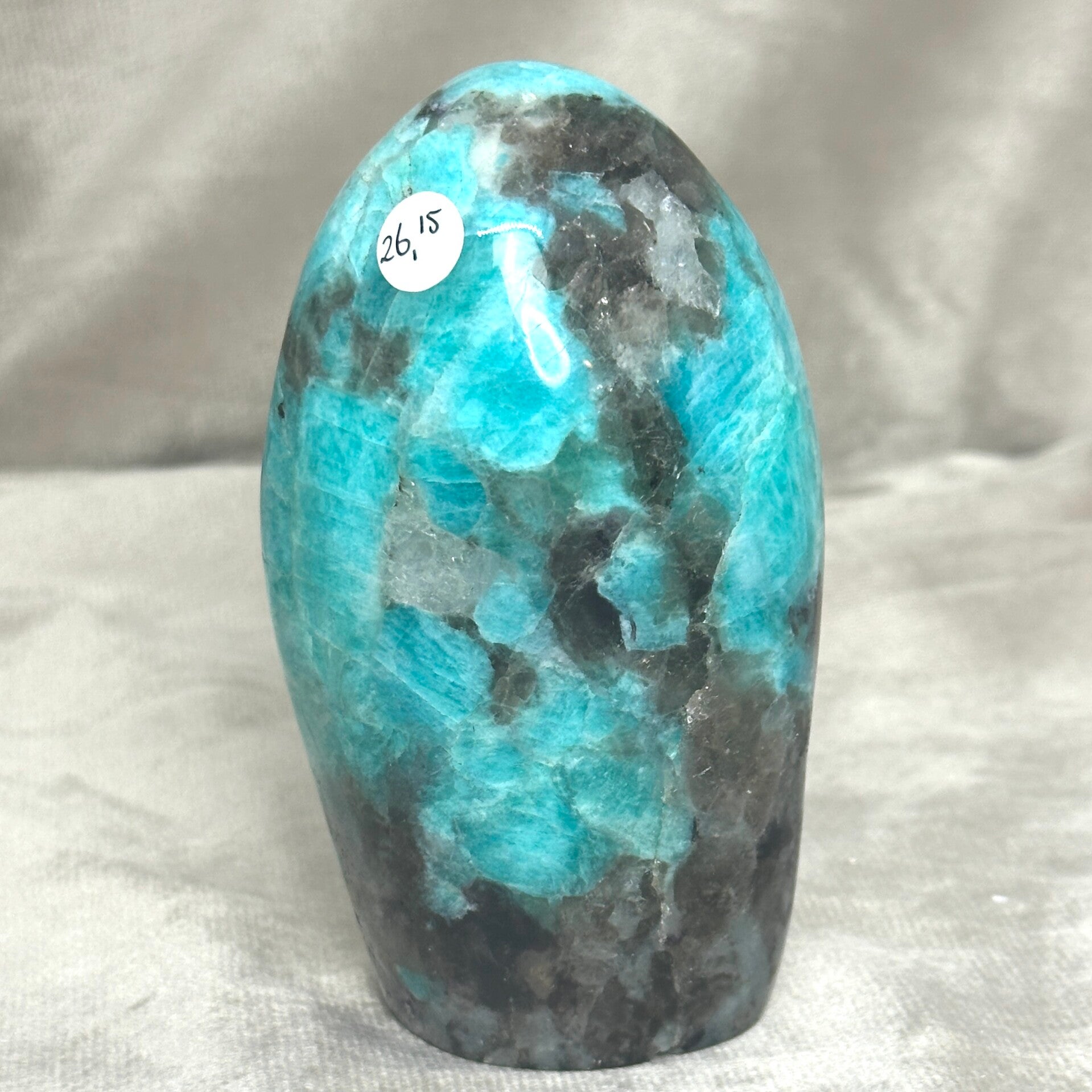 Amazoniet sculptuur met rookkwarts insluitsels